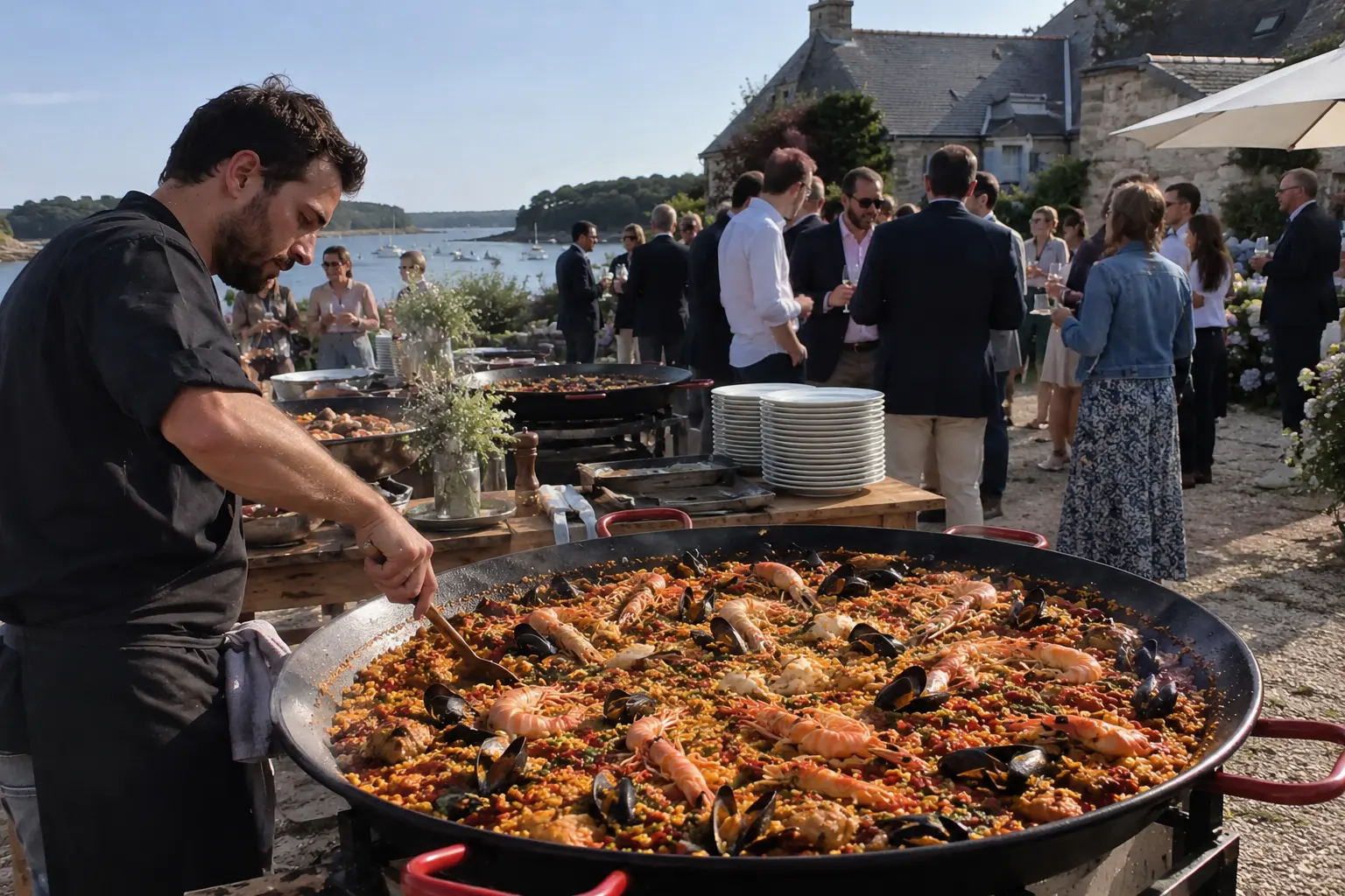 Paella géante cuisinée pendant un cocktail d'entreprise en bord de mer