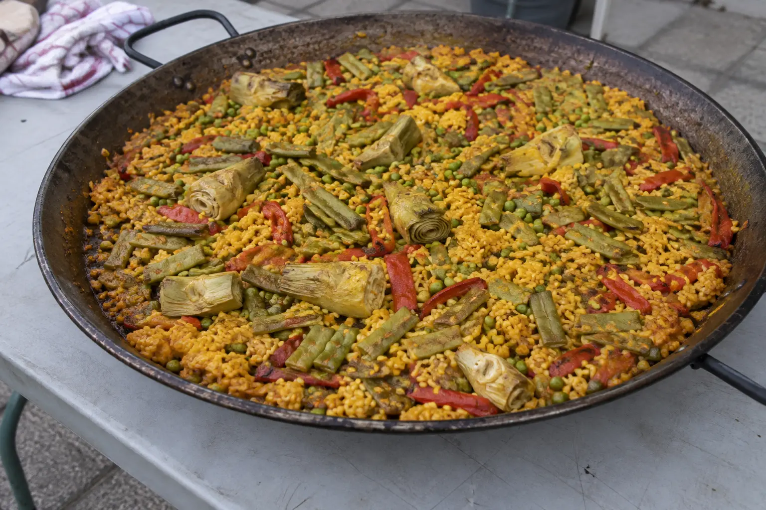 Illustration d'une paella végétarienne aux légumes